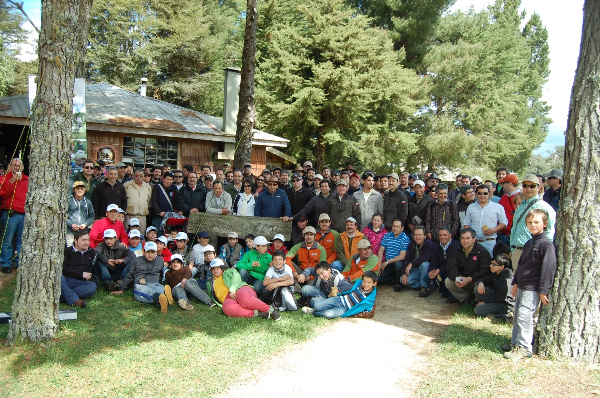 Grupo corporativo realizando actividades en Fundo Santa Inés