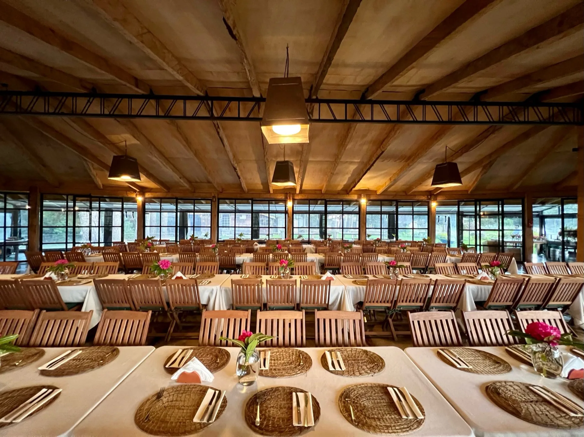 Montaje banquete en el salón del Fundo Santa Inés