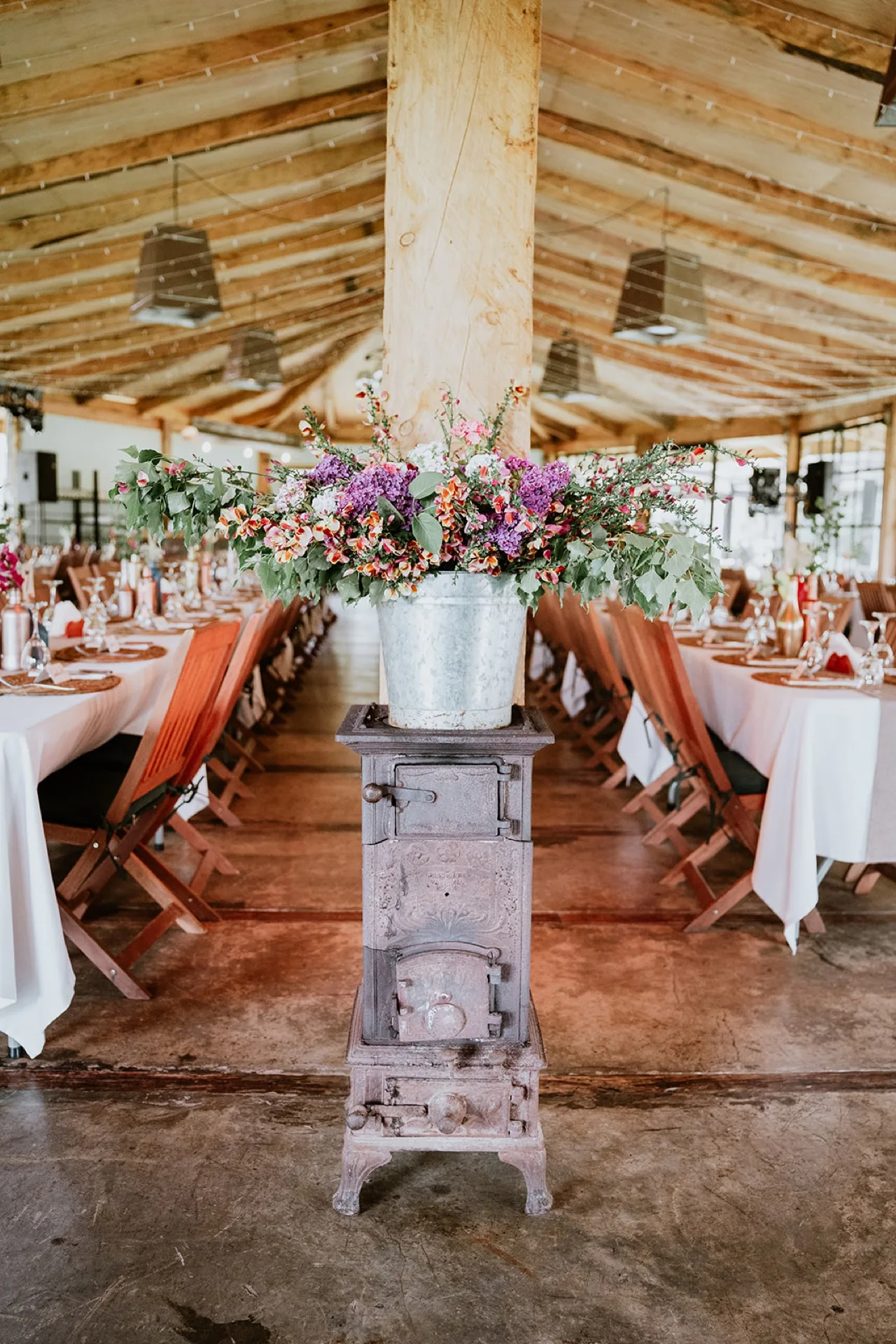 Salón decorado con flores colgantes para matrimonio campestre