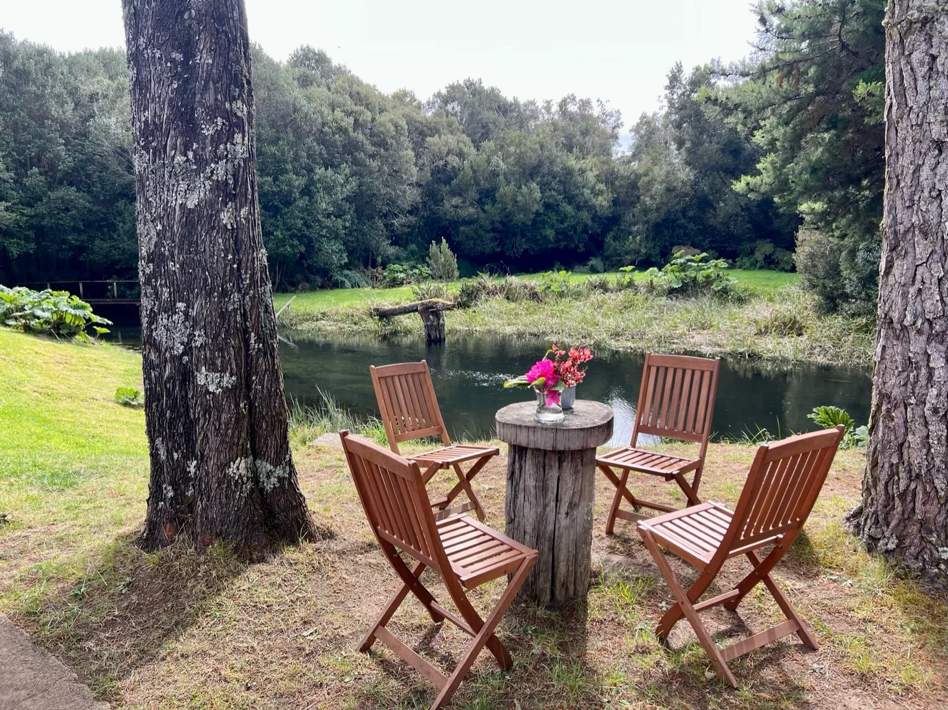 Sillas para ceremonia junto al río en el Fundo Santa Inés